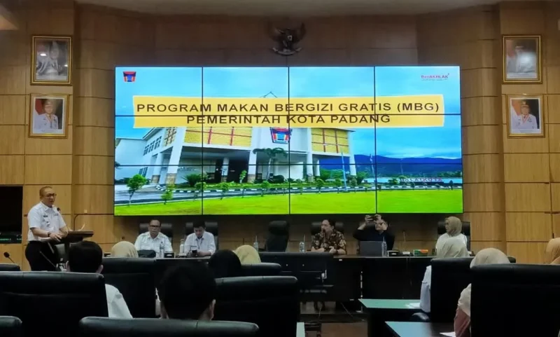 Sekda Padang Andree Algamar menyampaikan sambutan saat menerima Tim Pemantauan Lapangan MBG dari Sekretariat Dukungan Kabinet, Kementerian Sekretariat Negara RI, di Balai Kota Padang, Rabu (8/10/2025). (Foto: Diskominfo Padang)