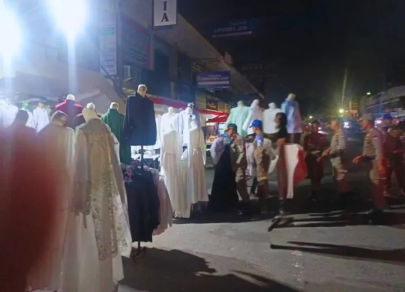 Petugas Satpol PP Padang menertibkan PKL yang masih membuka lapak di badan jalan kawasan Pasar Raya Barat, Kamis (9/10/2025). (Foto: Humas Satpol PP Padang)