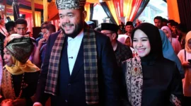 Wali Kota Padang Fadly Amran menghadiri acara Penjamuan Batagak Panghulu Suku Koto Kenagarian Koto Tangah bagi Ketua LKAAM Sumbar, Prof. Dr. H. Fauzi Bahar, M.Si, Sabtu (11/10/2025). (Foto: Prokopim Padang)