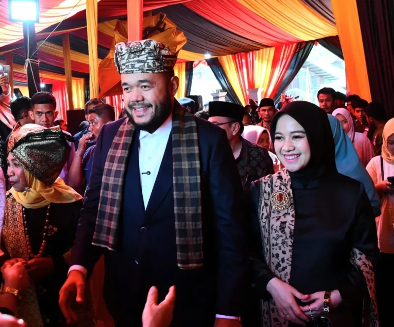 Wali Kota Padang Fadly Amran menghadiri acara Penjamuan Batagak Panghulu Suku Koto Kenagarian Koto Tangah bagi Ketua LKAAM Sumbar, Prof. Dr. H. Fauzi Bahar, M.Si, Sabtu (11/10/2025). (Foto: Prokopim Padang)