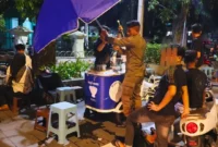 Petugas Satpol PP Padang menertibkan pedagang yang berjualan di atas trotoar Jalan Khatib Sulaiman, Jumat malam (10/10/2025). (Foto: Humas Satpol PP Padang)