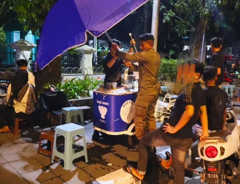 Petugas Satpol PP Padang menertibkan pedagang yang berjualan di atas trotoar Jalan Khatib Sulaiman, Jumat malam (10/10/2025). (Foto: Humas Satpol PP Padang)