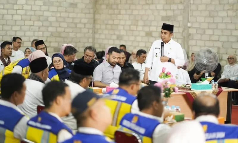 Wali Kota Solok, Dr. H. Ramadhani Kirana Putra menyampaikan sambutan dalam kegiatan reses Anggota DPR RI Zigo Rolanda di Kota Solok, Kamis (9/10/2025). (Foto: Prokopim Solok)