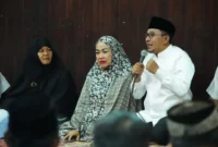 Bupati Tanah Datar Eka Putra bersama Ketua TP PKK Ny. Lise Eka Putra saat legiatan Maghrib Mengantar, Minggu (12/10/2025). (Foto: Prokopim Tanah Datar)