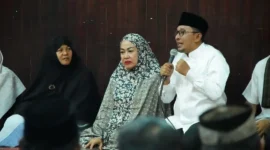 Bupati Tanah Datar Eka Putra bersama Ketua TP PKK Ny. Lise Eka Putra saat legiatan Maghrib Mengantar, Minggu (12/10/2025). (Foto: Prokopim Tanah Datar)