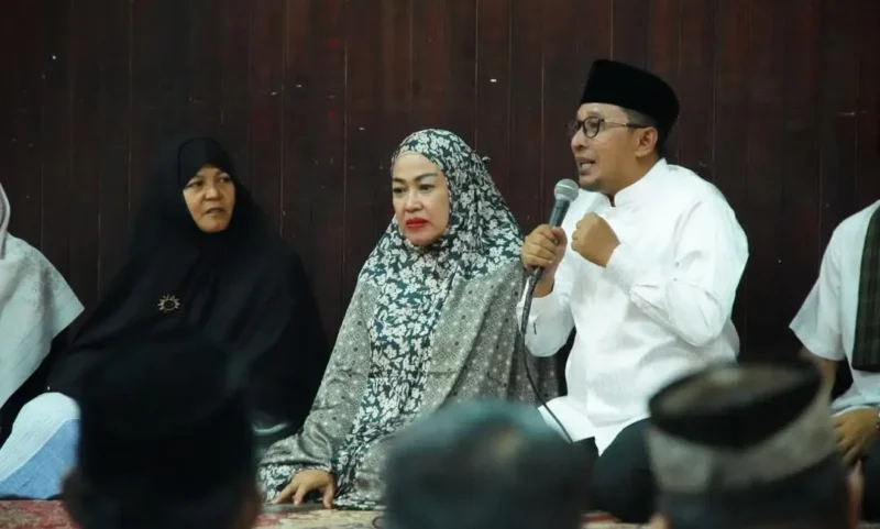 Bupati Tanah Datar Eka Putra bersama Ketua TP PKK Ny. Lise Eka Putra saat legiatan Maghrib Mengantar, Minggu (12/10/2025). (Foto: Prokopim Tanah Datar)