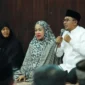 Bupati Tanah Datar Eka Putra bersama Ketua TP PKK Ny. Lise Eka Putra saat legiatan Maghrib Mengantar, Minggu (12/10/2025). (Foto: Prokopim Tanah Datar)