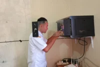 Tim Bidang PIAK PD Disdukcapil Pessel melakukan pemasangan jaringan Jarkomdat di salah satu kecamatan di Pessel. (Foto: Dok. Disdukcapil)