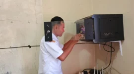 Tim Bidang PIAK PD Disdukcapil Pessel melakukan pemasangan jaringan Jarkomdat di salah satu kecamatan di Pessel. (Foto: Dok. Disdukcapil)