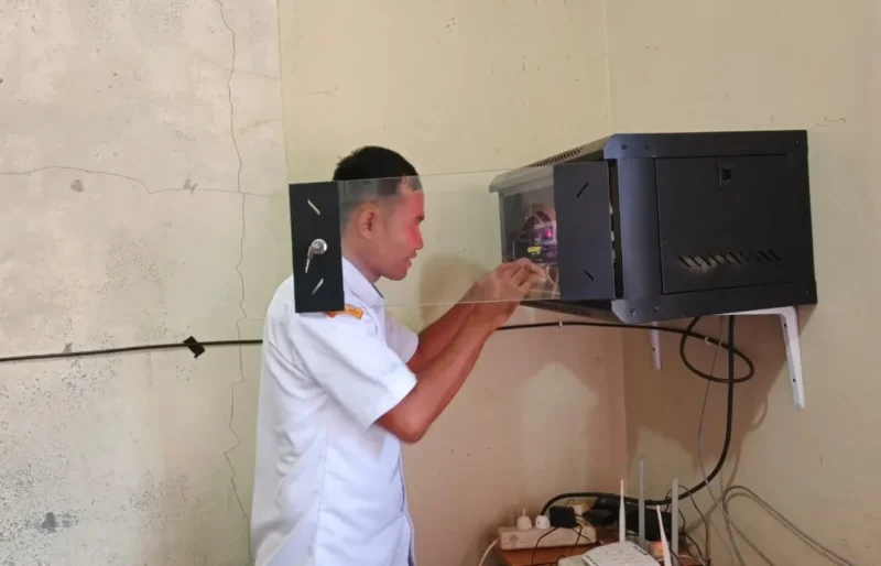 Tim Bidang PIAK PD Disdukcapil Pessel melakukan pemasangan jaringan Jarkomdat di salah satu kecamatan di Pessel. (Foto: Dok. Disdukcapil)