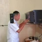 Tim Bidang PIAK PD Disdukcapil Pessel melakukan pemasangan jaringan Jarkomdat di salah satu kecamatan di Pessel. (Foto: Dok. Disdukcapil)