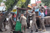 Petugas Satpol PP Padang menertibkan lapak PKL di Jalan Sutan Syahrir, Rabu (22/10/2025). (Foto: Humas Satpol PP Padang)