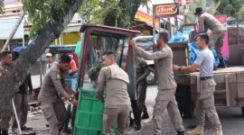 Petugas Satpol PP Padang menertibkan lapak PKL di Jalan Sutan Syahrir, Rabu (22/10/2025). (Foto: Humas Satpol PP Padang)