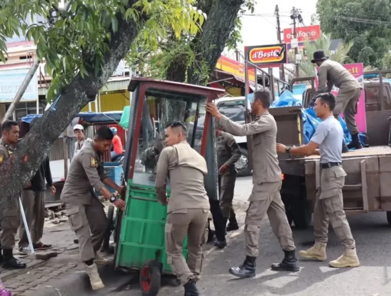 Petugas Satpol PP Padang menertibkan lapak PKL di Jalan Sutan Syahrir, Rabu (22/10/2025). (Foto: Humas Satpol PP Padang)
