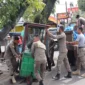 Petugas Satpol PP Padang menertibkan lapak PKL di Jalan Sutan Syahrir, Rabu (22/10/2025). (Foto: Humas Satpol PP Padang)
