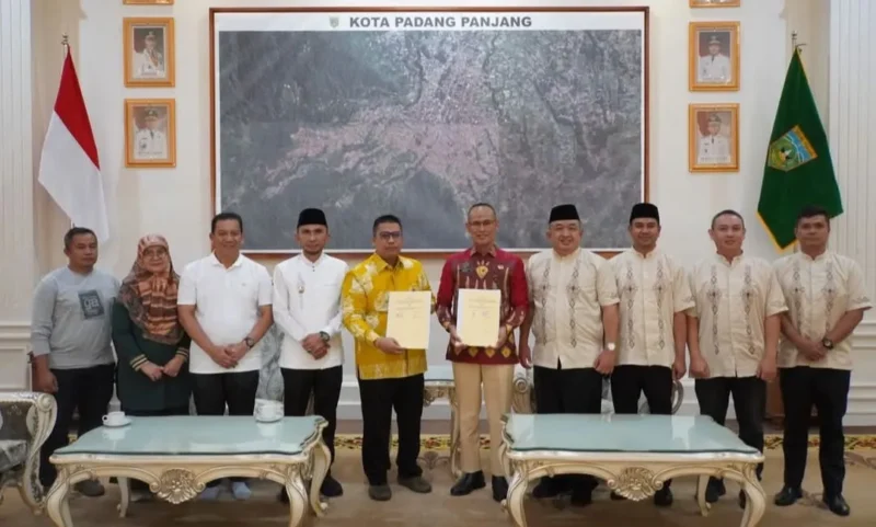 Pemko Padang Panjang menjalin kerja sama dengan Kemen Imipas Sumbar, Jumat (24/10/2025). (Foto: Kominfo Padang Panjang)