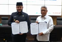 Wali Kota Padang Fadly Amran menandatangani Rencana Aksi Efektivitas Pengendalian Korupsi Tahun 2025 bersama BPKP Perwakilan Sumbar, Senin (27/10/2025). (Foto: Prokopim Padang)