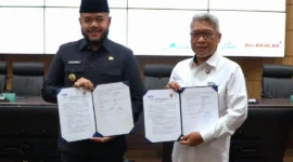 Wali Kota Padang Fadly Amran menandatangani Rencana Aksi Efektivitas Pengendalian Korupsi Tahun 2025 bersama BPKP Perwakilan Sumbar, Senin (27/10/2025). (Foto: Prokopim Padang)