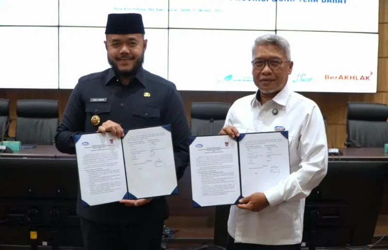 Wali Kota Padang Fadly Amran menandatangani Rencana Aksi Efektivitas Pengendalian Korupsi Tahun 2025 bersama BPKP Perwakilan Sumbar, Senin (27/10/2025). (Foto: Prokopim Padang)