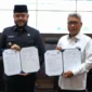Wali Kota Padang Fadly Amran menandatangani Rencana Aksi Efektivitas Pengendalian Korupsi Tahun 2025 bersama BPKP Perwakilan Sumbar, Senin (27/10/2025). (Foto: Prokopim Padang)
