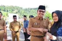 Pj Sekdakab Pessel, Evafauza Yuliasman SE, M.Si disaksikan Wabup Pessel, Risnaldi Ibrahim dan Kepala BKPSDM menyerahkan SK kepada salah satu PPPK saat pelantikan. (Foto: Dok. Prokopim)