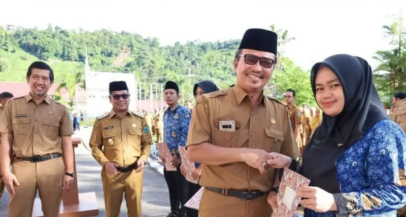 Pj Sekdakab Pessel, Evafauza Yuliasman SE, M.Si disaksikan Wabup Pessel, Risnaldi Ibrahim dan Kepala BKPSDM menyerahkan SK kepada salah satu PPPK saat pelantikan. (Foto: Dok. Prokopim)