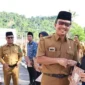 Pj Sekdakab Pessel, Evafauza Yuliasman SE, M.Si disaksikan Wabup Pessel, Risnaldi Ibrahim dan Kepala BKPSDM menyerahkan SK kepada salah satu PPPK saat pelantikan. (Foto: Dok. Prokopim)