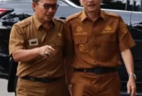 Pj Sekdakab Pessel, Evafauza Yuliasman, SE MSi, Datuak Tigo Lareh bersama Bupati Pessel, Hendrajoni, SH MH, Datuak Bando Basau. (Foto: Dok. Evafauza)