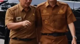 Pj Sekdakab Pessel, Evafauza Yuliasman, SE MSi, Datuak Tigo Lareh bersama Bupati Pessel, Hendrajoni, SH MH, Datuak Bando Basau. (Foto: Dok. Evafauza)