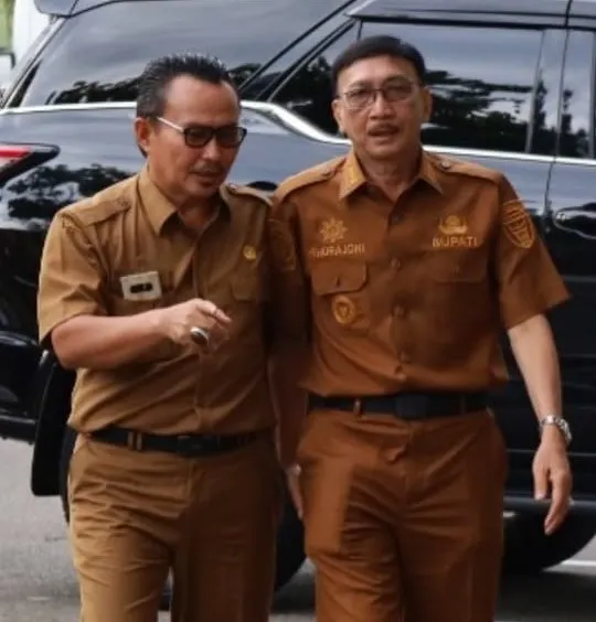 Pj Sekdakab Pessel, Evafauza Yuliasman, SE MSi, Datuak Tigo Lareh bersama Bupati Pessel, Hendrajoni, SH MH, Datuak Bando Basau. (Foto: Dok. Evafauza)