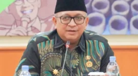 Sekdako Padang Andree Algamar membuka Rapat Persiapan Drill Tsunami di Gedung Youth Center Bagindo Aziz Chan, Senin (13/10/2025). (Foto: Diskominfo Padang)