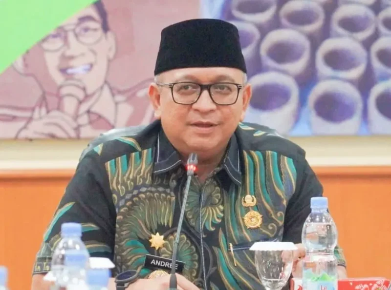 Sekdako Padang Andree Algamar membuka Rapat Persiapan Drill Tsunami di Gedung Youth Center Bagindo Aziz Chan, Senin (13/10/2025). (Foto: Diskominfo Padang)