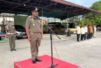 Sekretaris Satpol PP Padang, Darmalis memimpin apel pagi di halaman Mako Satpol PP, Kamis (23/10/2025). (Foto: Humas Satpol PP Padang)