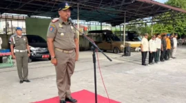 Sekretaris Satpol PP Padang, Darmalis memimpin apel pagi di halaman Mako Satpol PP, Kamis (23/10/2025). (Foto: Humas Satpol PP Padang)