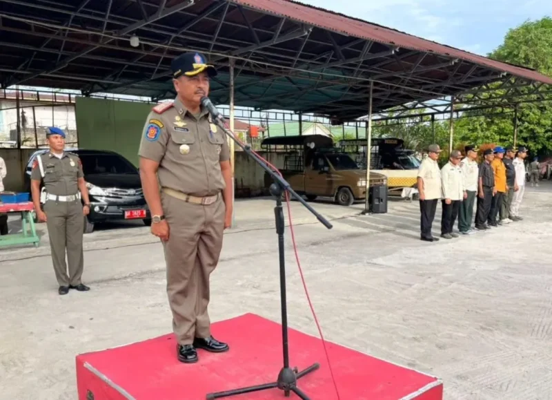 Sekretaris Satpol PP Padang, Darmalis memimpin apel pagi di halaman Mako Satpol PP, Kamis (23/10/2025). (Foto: Humas Satpol PP Padang)
