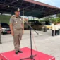 Sekretaris Satpol PP Padang, Darmalis memimpin apel pagi di halaman Mako Satpol PP, Kamis (23/10/2025). (Foto: Humas Satpol PP Padang)