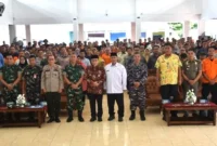 Wakil Wali Kota Padang Maigus Nasir bersama peserta Seminar Latihan Kesiapsiagaan di Palanta Rumah Dinas Wali Kota Padang, Kamis (16/10/2025). (Foto: Prokopim Padang)