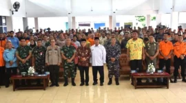 Wakil Wali Kota Padang Maigus Nasir bersama peserta Seminar Latihan Kesiapsiagaan di Palanta Rumah Dinas Wali Kota Padang, Kamis (16/10/2025). (Foto: Prokopim Padang)