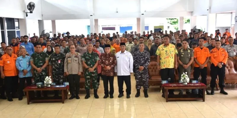 Wakil Wali Kota Padang Maigus Nasir bersama peserta Seminar Latihan Kesiapsiagaan di Palanta Rumah Dinas Wali Kota Padang, Kamis (16/10/2025). (Foto: Prokopim Padang)