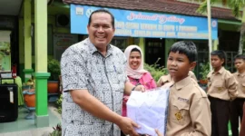 Wali Kota Pariaman Yota Balad secara simbolis menyerahkan seragam sekolah gratis kepada siswa keluarga kurang mampu di SMP se-Kota Pariaman, Kamis (16/10/2025).
