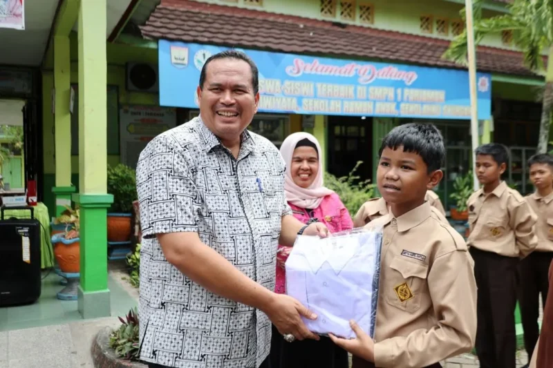 Wali Kota Pariaman Yota Balad secara simbolis menyerahkan seragam sekolah gratis kepada siswa keluarga kurang mampu di SMP se-Kota Pariaman, Kamis (16/10/2025).
