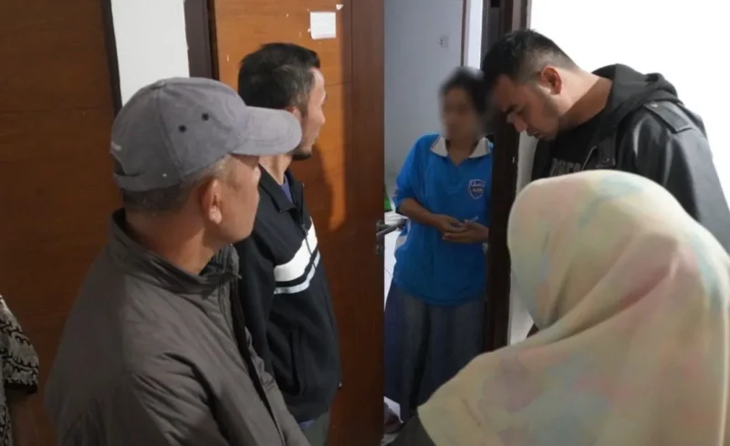 Wakil Wali Kota Padang Panjang Allex Saputra bersama jajaran sidak ke Rusunawa di Kelurahan Tanah Hitam, Kamis (30/10/2025) malam. (Foto: Kominfo Padang Panjang)