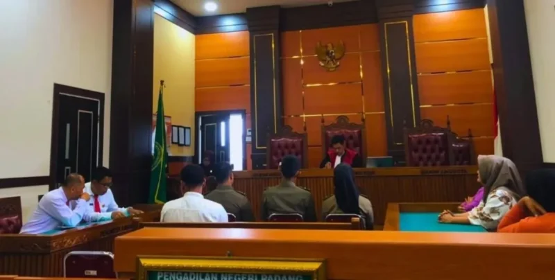 Sebanyak 10 orang pelanggar Perda menjalani Sidang Tipiring di Pengadilan Negeri Padang, Jalan Khatib Sulaiman, Jumat (3/10/2025). (Foto: Humas Satpol PP Padang)