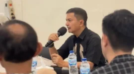 Asisten II Bidang Perekonomian dan Pembangunan Setdako Padang, Didi Aryadi saat Sosialisasi dan Diskusi HAK di Cafe Kupi Batigo, Sabtu (18/10/2025). (Foto: FB Diskominfo Padang)
