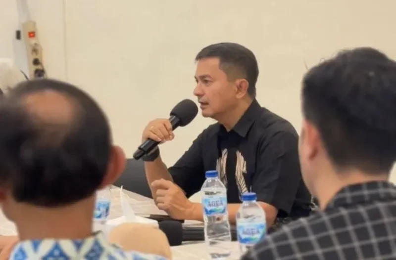 Asisten II Bidang Perekonomian dan Pembangunan Setdako Padang, Didi Aryadi saat Sosialisasi dan Diskusi HAK di Cafe Kupi Batigo, Sabtu (18/10/2025). (Foto: FB Diskominfo Padang)