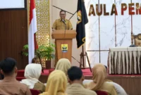 Wakil Wali Kota Pariaman Mulyadi memberikan sambutan pada sosialisasi program beasiswa luar negeri bagi ASN dan generasi muda di Aula Balaikota Pariaman, Selasa (21/10/2025). (Foto: Kominfo Pariaman)