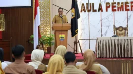 Wakil Wali Kota Pariaman Mulyadi memberikan sambutan pada sosialisasi program beasiswa luar negeri bagi ASN dan generasi muda di Aula Balaikota Pariaman, Selasa (21/10/2025). (Foto: Kominfo Pariaman)