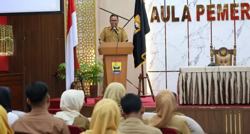 Wakil Wali Kota Pariaman Mulyadi memberikan sambutan pada sosialisasi program beasiswa luar negeri bagi ASN dan generasi muda di Aula Balaikota Pariaman, Selasa (21/10/2025). (Foto: Kominfo Pariaman)
