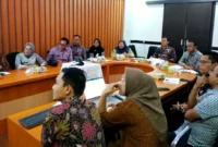 Wakil Bupati Rahmat Hidayat memaparkan kesiapan daerah dalam kegiatan Penilaian Kinerja Stunting Tahun 2024, Kamis (2/10/25) di Ruang Dilo Diskominfo. (Foto: Kominfo Padang Pariaman)