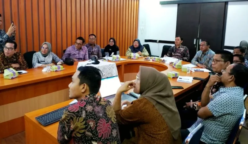 Wakil Bupati Rahmat Hidayat memaparkan kesiapan daerah dalam kegiatan Penilaian Kinerja Stunting Tahun 2024, Kamis (2/10/25) di Ruang Dilo Diskominfo. (Foto: Kominfo Padang Pariaman)
